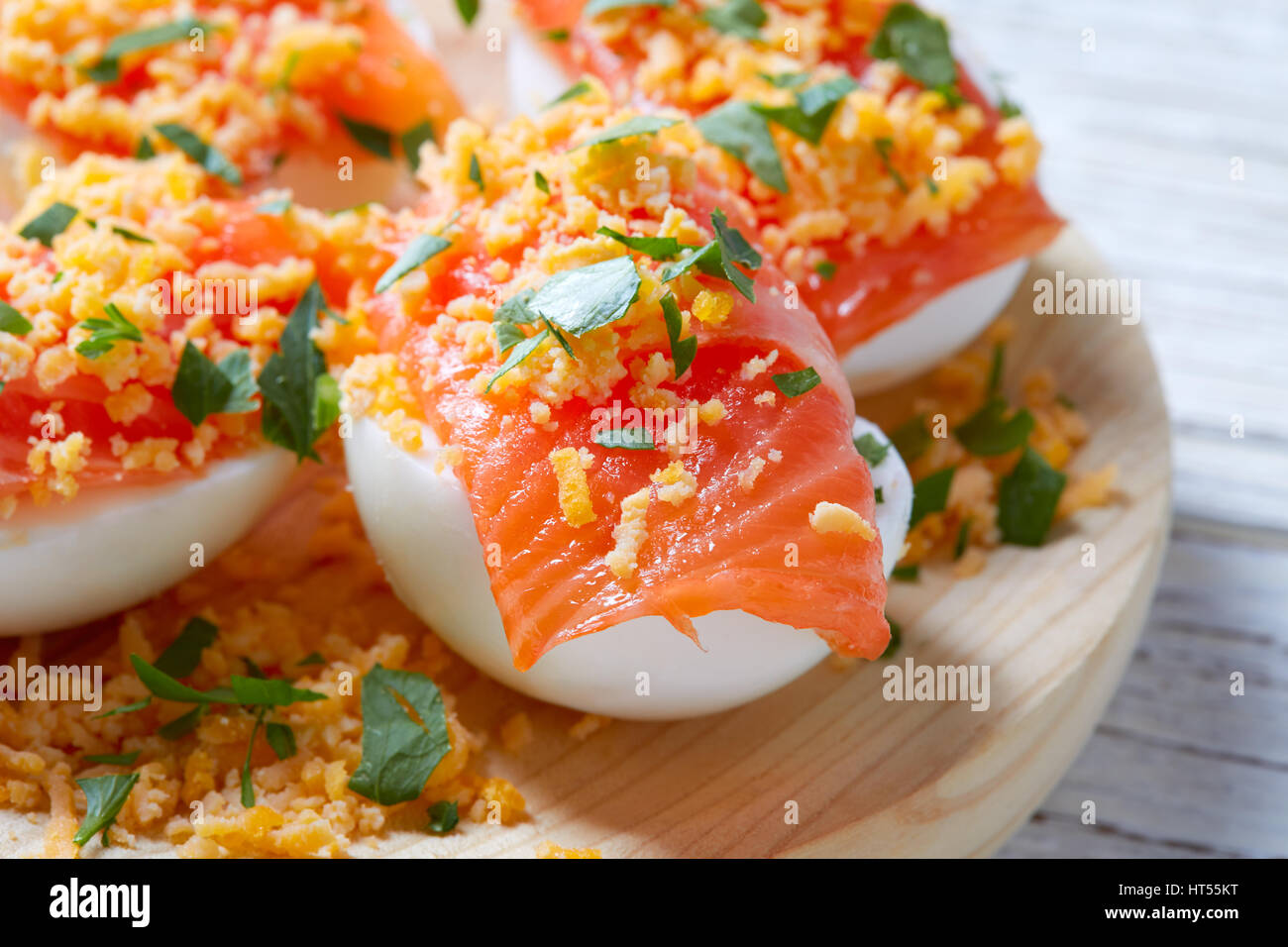 Oeufs de saumon avec rempli de recettes Espagne tapas pinchos pintxos Banque D'Images