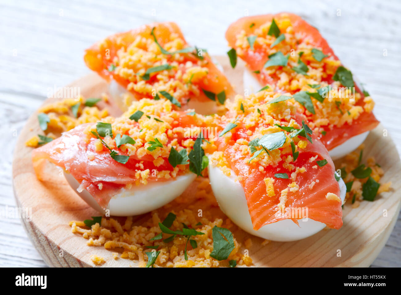 Oeufs de saumon avec rempli de recettes Espagne tapas pinchos pintxos Banque D'Images