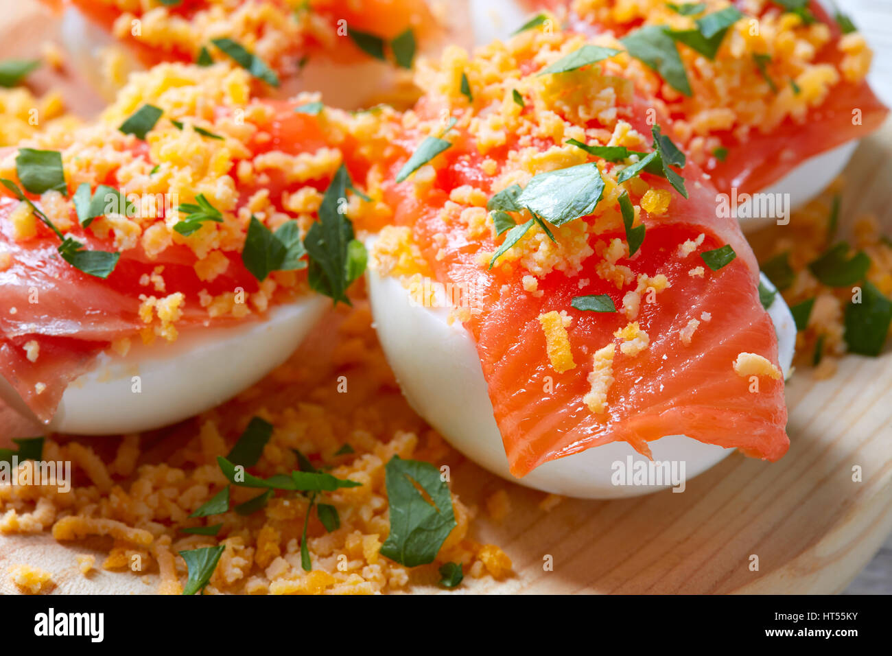 Oeufs de saumon avec rempli de recettes Espagne tapas pinchos pintxos Banque D'Images