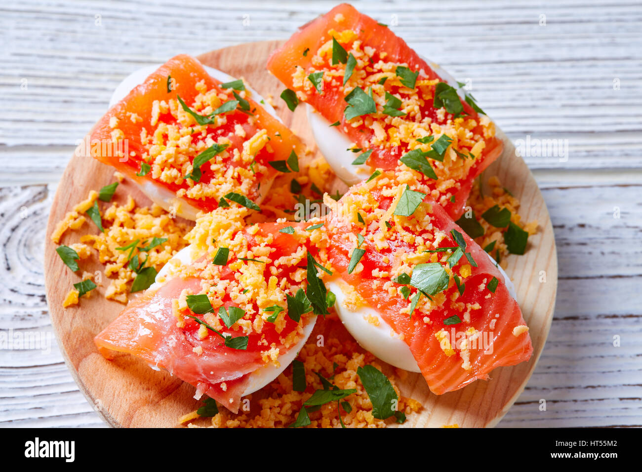 Oeufs de saumon avec rempli de recettes Espagne tapas pinchos pintxos Banque D'Images