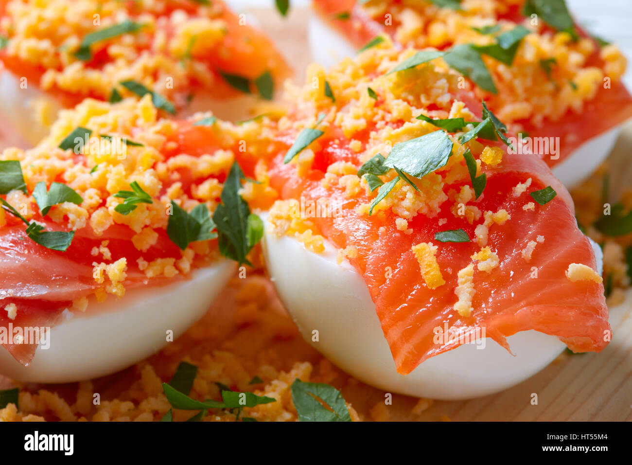 Oeufs de saumon avec rempli de recettes Espagne tapas pinchos pintxos Banque D'Images