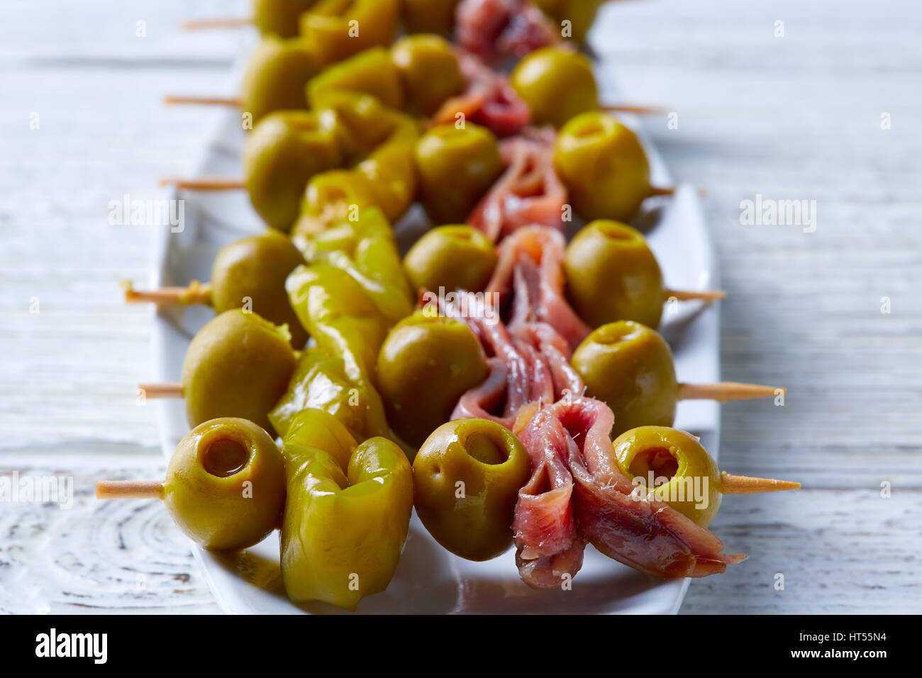 Gilda pinchos avec olives et anchois tapas de l'Espagne Banque D'Images