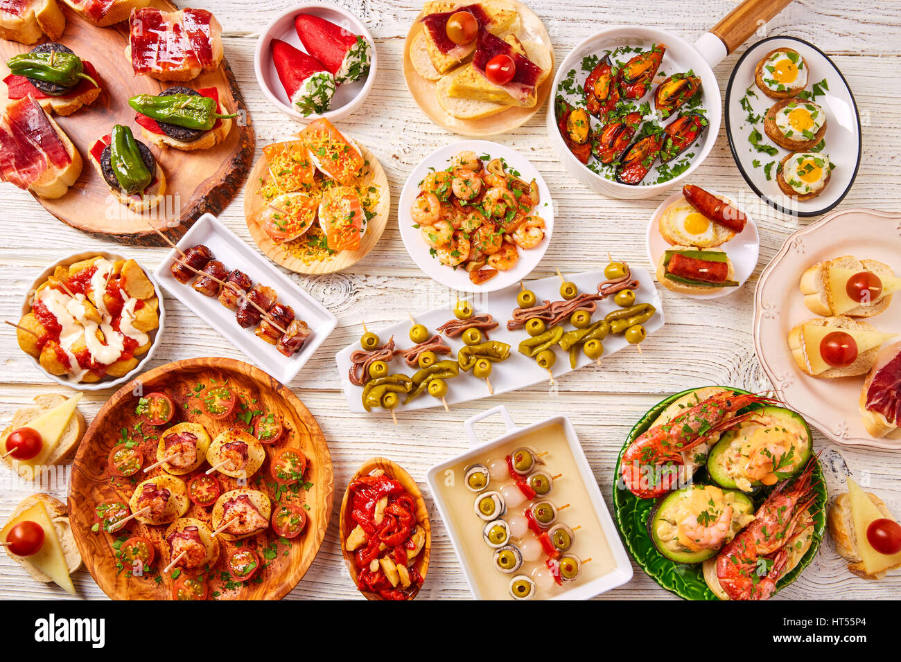 Mix Tapas et pinchos de la nourriture de l'Espagne également sur une recette pintxos35 blanc Banque D'Images