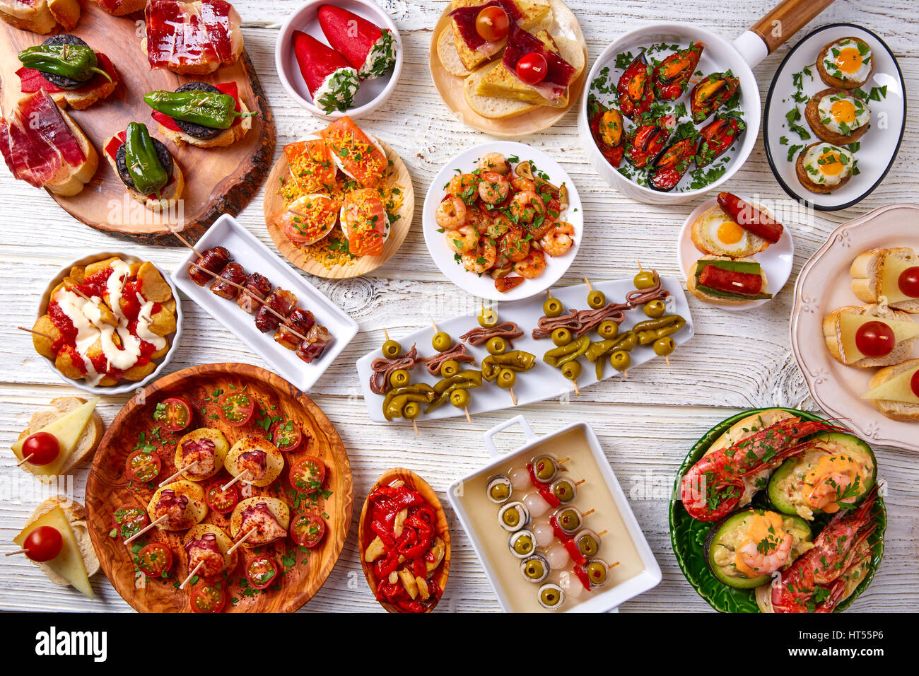 Mix Tapas et pinchos de la nourriture de l'Espagne également sur une recette pintxos35 blanc Banque D'Images