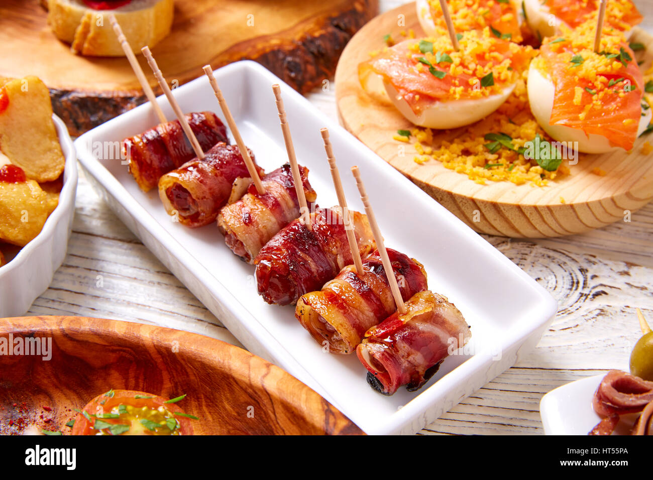 Mix Tapas et pinchos de la nourriture de l'Espagne également sur une recette pintxos35 blanc Banque D'Images