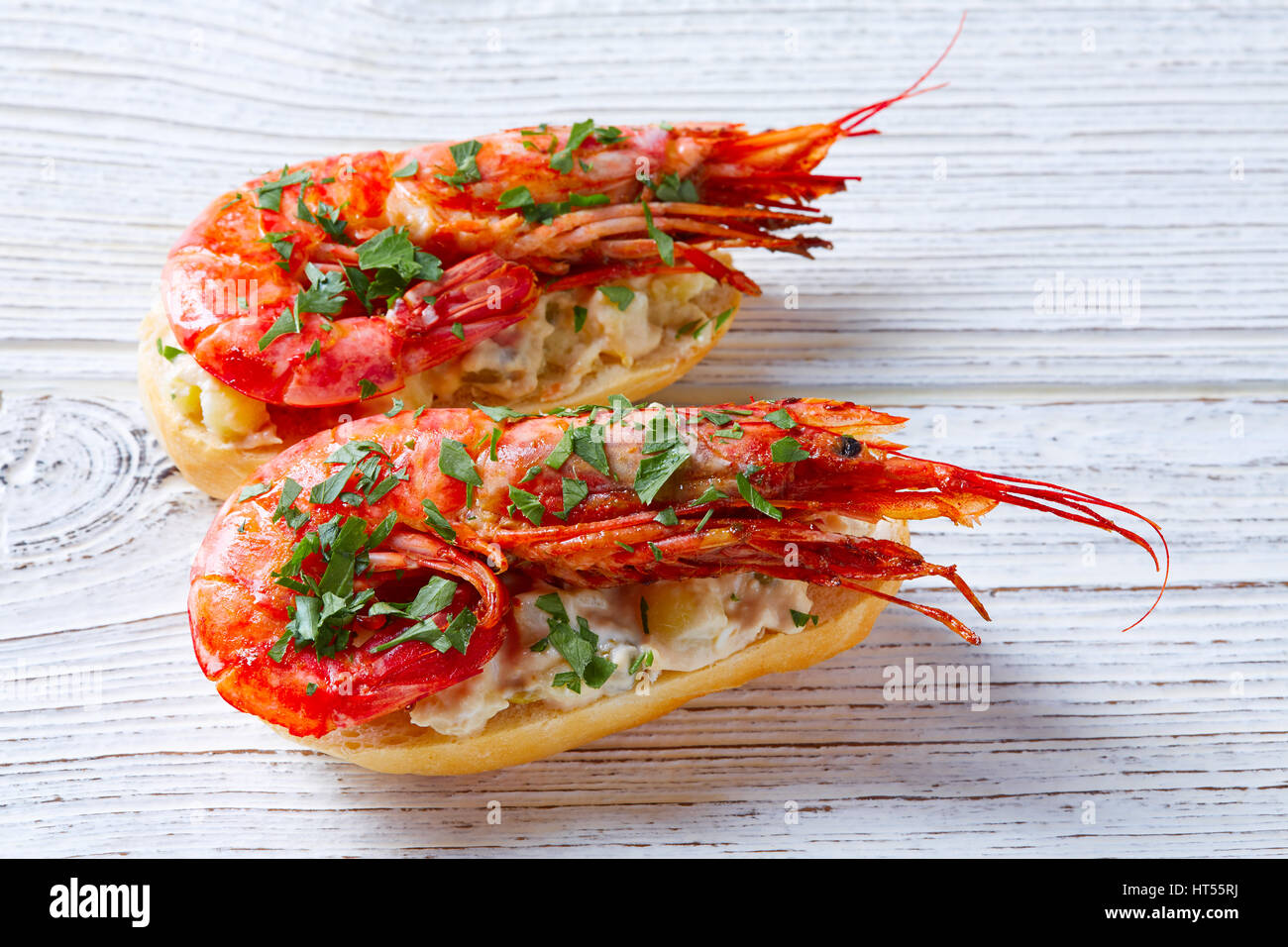 Pinchos avec fruits de mer crevettes recette tapas pintxos alimentaire Espagne Banque D'Images