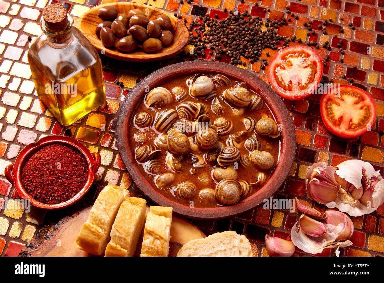 Recette escargot tapas de l'Espagne en plaque d'argile Banque D'Images