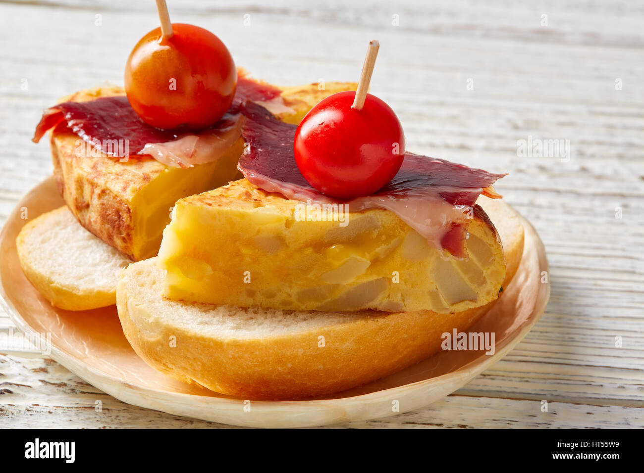 L'omelette espagnole avec tapas de jambon ibérique pincho Espagne food recipes Banque D'Images