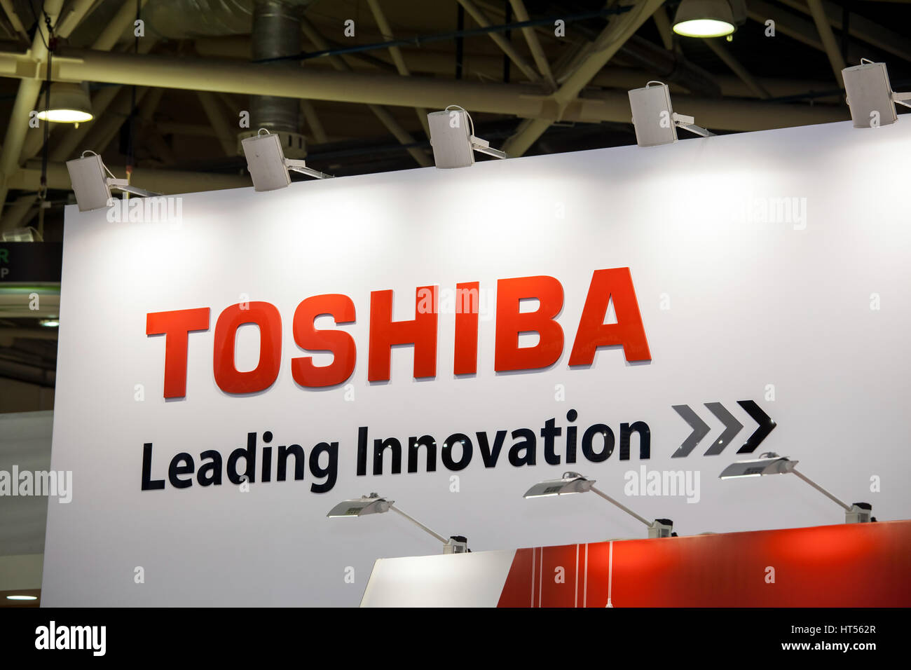 Moscou, Russie - Février 2016 : Toshiba logo de l'entreprise sur le mur. Toshiba est producteur japonais de composants électroniques et de matériel, des inf Banque D'Images