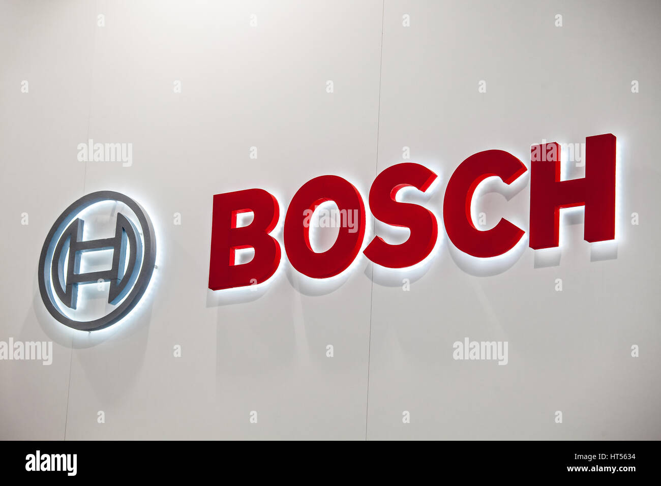 Moscou, Russie - Février 2016 : le logo de l'entreprise Bosch sur le mur. Bosch est une multinationale allemande d'électronique et d'ingénierie Banque D'Images