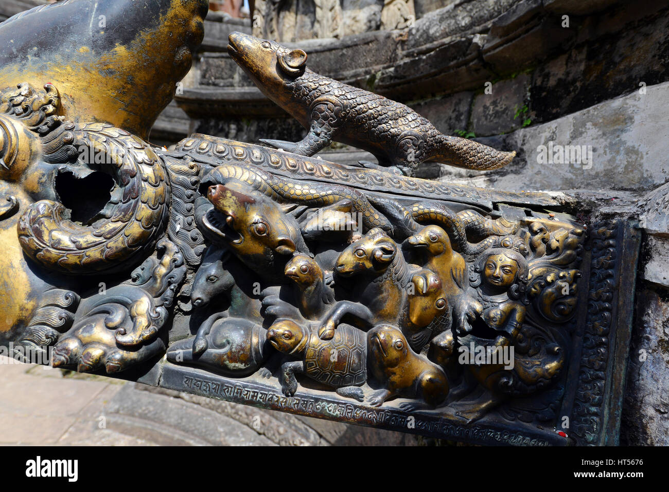 Sculptures d'animaux en laiton sur une fontaine publique. Katmandou, Népal Banque D'Images