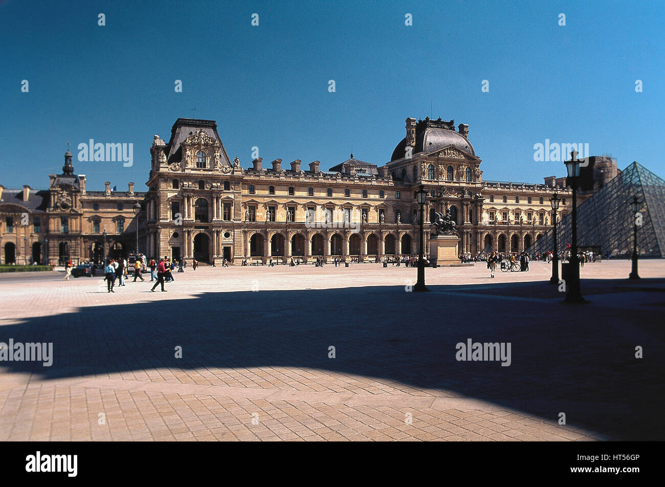 L'aile Richelieu du musée du Louvre, avec les appartements du NapoleonIII, vue depuis la place du Carrousel. Paris,2013 Banque D'Images