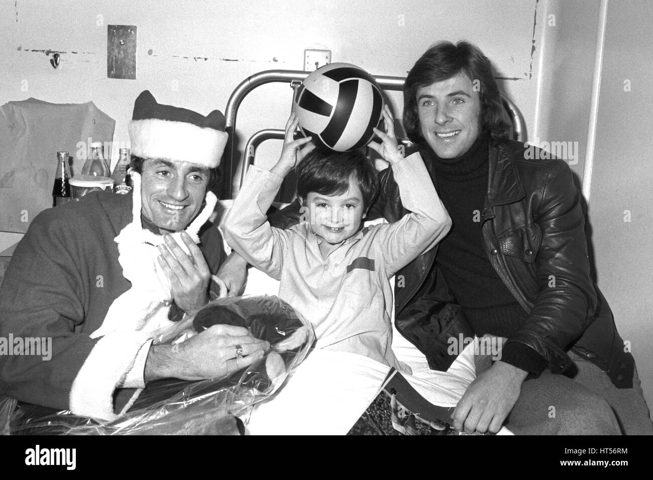 QPR joueurs Frank McLintock (à gauche) et Stan Bowles, au chevet d'Aaron Durking, 9, lors d'une visite à l'hôpital Hammersmith. L'hôpital les visites étaient organisées par l'adolescent Andrew Harper d'A591, qui a mis en place 40 De telles visites dans d'autres régions du pays. Banque D'Images