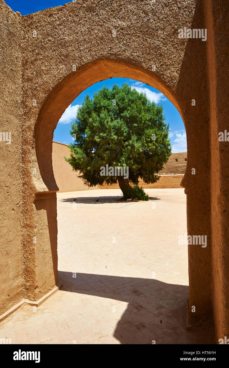 Adobe Arabesque arch à la cour intérieure de la FIDA Ksar Alaouite construit par Moulay Ismaïl le deuxième souverain de la dynastie alaouite marocain ( reig Banque D'Images