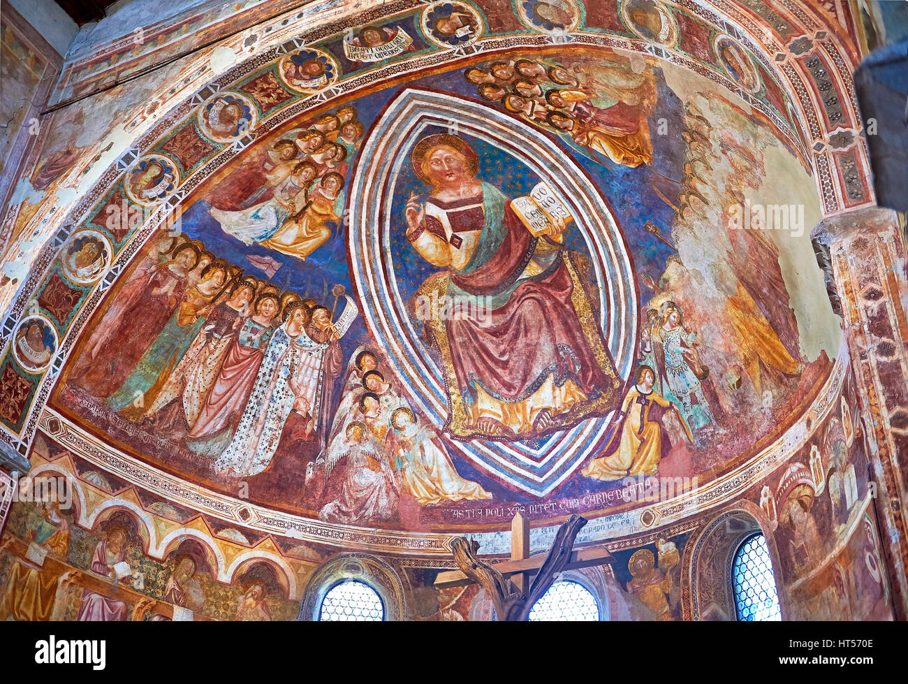 Début de fresques Renaissance par Vitale da Bologna (1309 - 1369) du Christ Pantocrator (en majesté), imprimé aux style byzantin du Christ apparaissant dans Banque D'Images