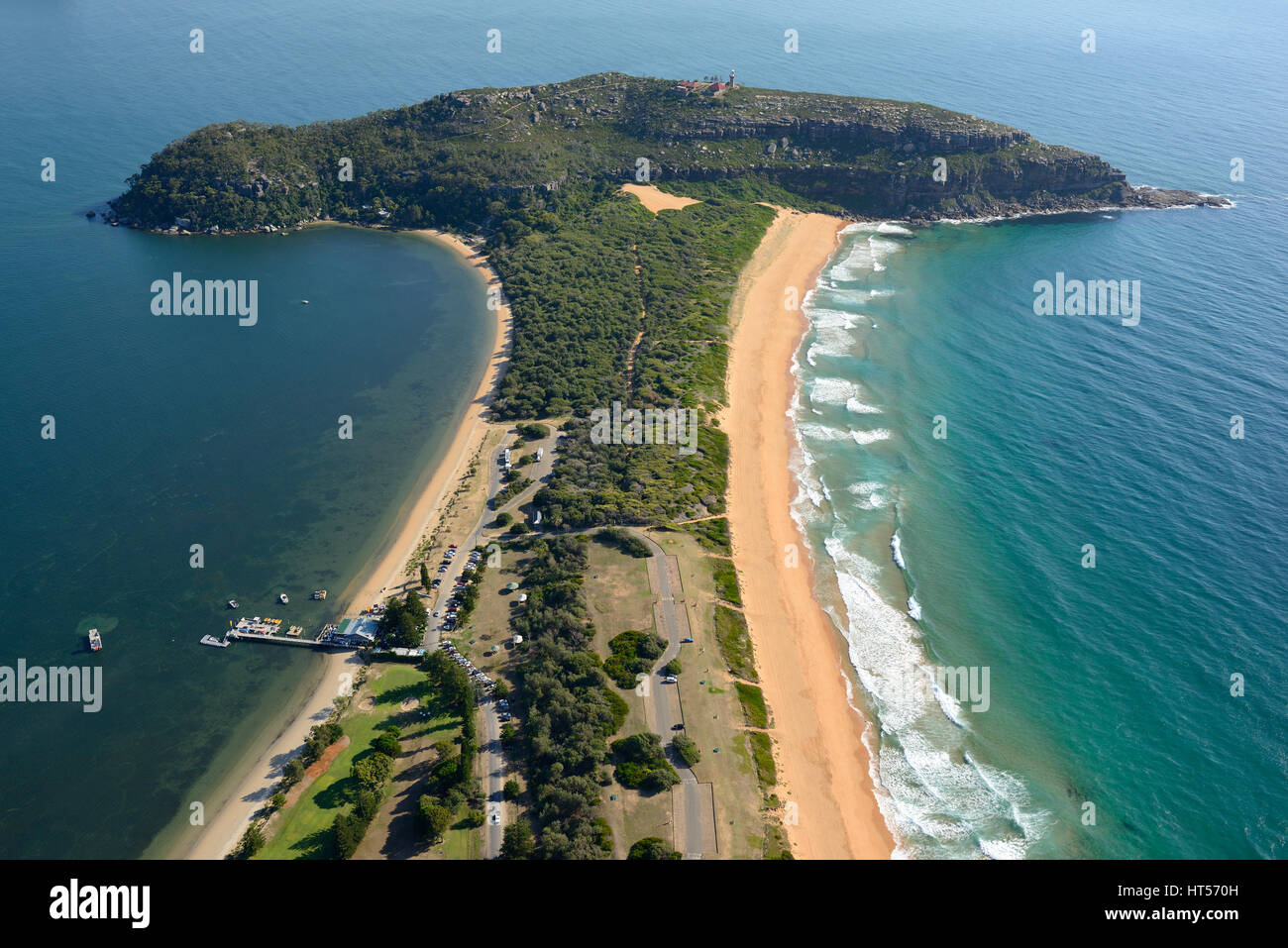 VUE AÉRIENNE. Le point le plus au nord de Sydney, Pittwater sur la gauche. Barrenjoey Headlands, Palm Beach, Sydney, Nouvelle-Galles du Sud, Australie. Banque D'Images