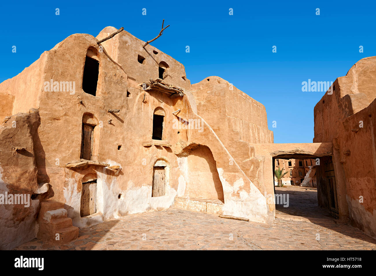Ksar Ouled Soltane, un traditionnel berbère saharienne et arabes voûtée grenier fortifié adobe caves, Tunisie Banque D'Images