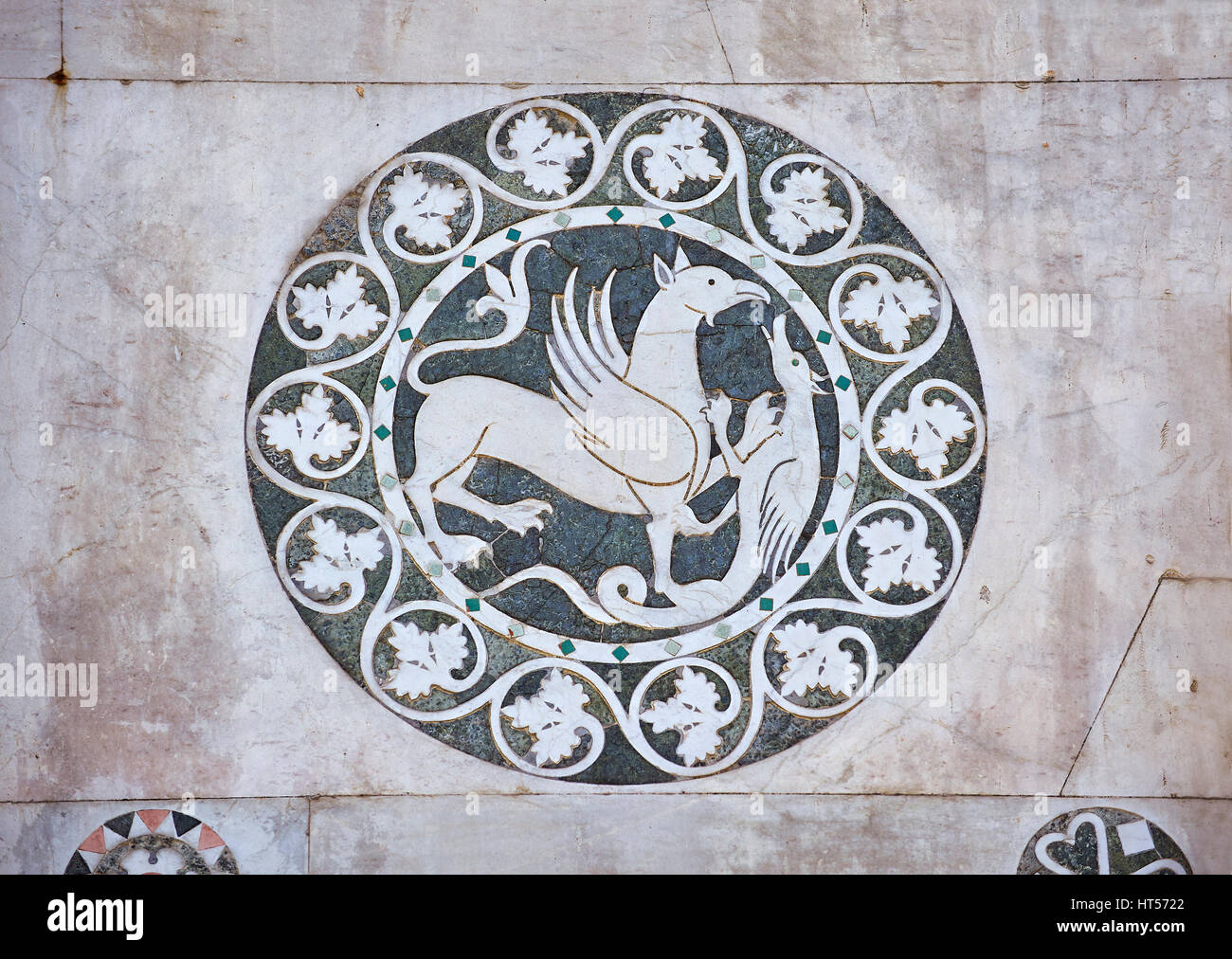 La fin de l'inlay médiévale sculpture représentant un Griffin le meurtre d'un animal mythique sur la façade de la cathédrale San Martino de Lucques, Duomo, Tunscany, Banque D'Images