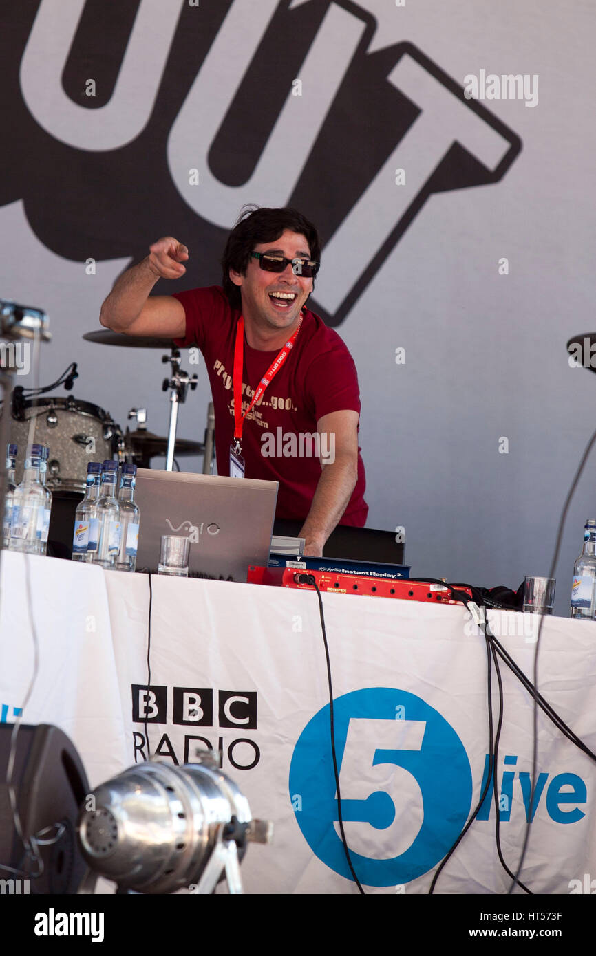 Radio 5 live parler de lutte contre l''s Big Day Out à la Brittania Stadium , Stoke . Présentateur Colin Murray Banque D'Images