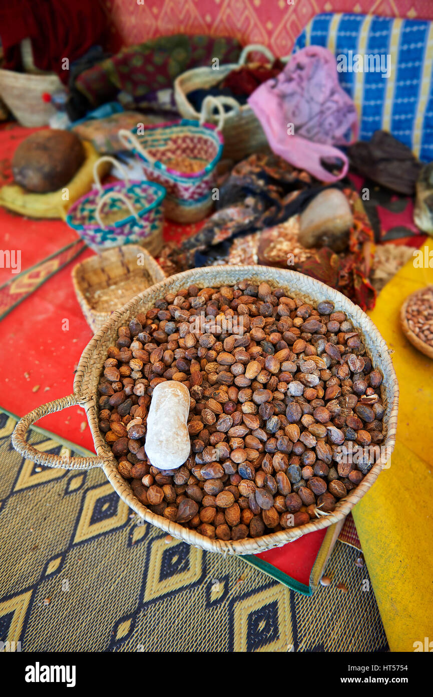 Les noix d'argan dans les paniers à la coopérative Marjana, Ounara, Essaouira, Maroc Banque D'Images