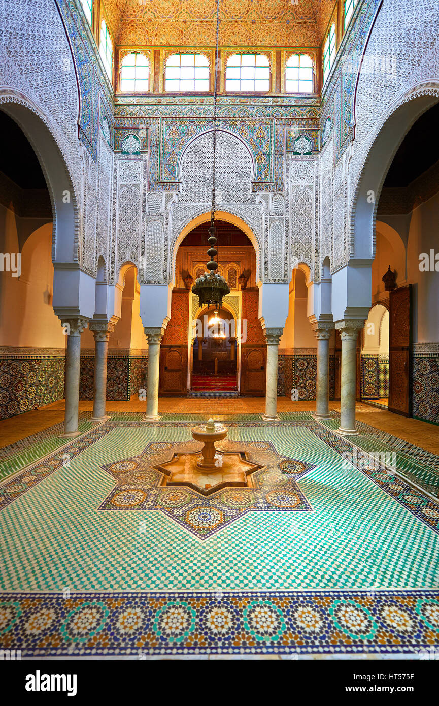 Travail en nid d'Mocarabe berbère et décorations en plâtre, carreaux design berbère Mauseleum de Moulay Ismaïl ibn Sharif , Meknès, Meknès-tafilalet, Maroc Banque D'Images