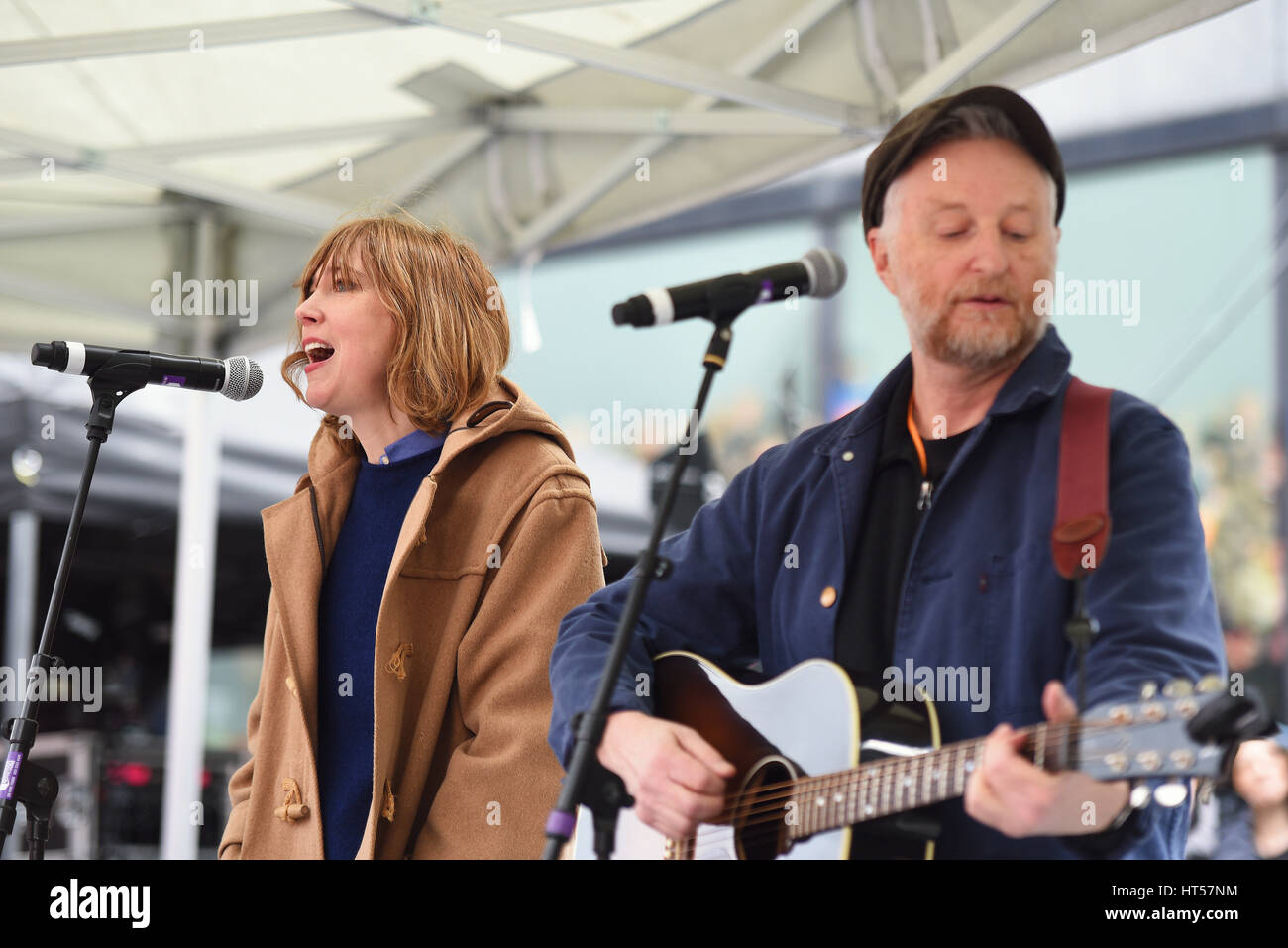 Billy Bragg et Beth Orton au 4 mars Journée internationale de la femme, sur les femmes, organisée par CARE International et tenue à l'écope, City Hall, Londres Banque D'Images