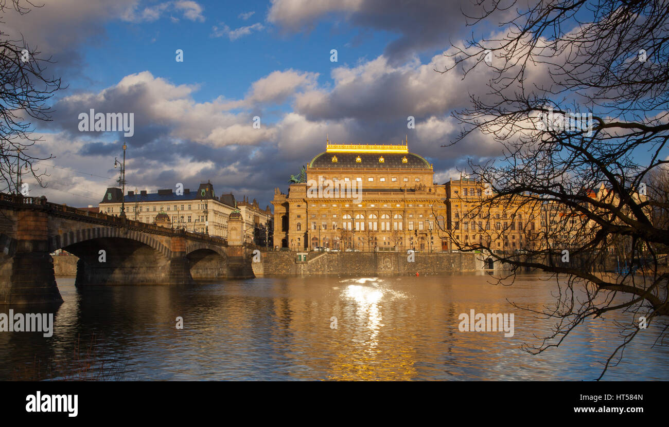 Prague, République tchèque - Mars 3,2017 : vue sur le pont de la Légion et Théâtre National après la pluie.L'arche des ponts de Prague sur la rivière Vltava sont n Banque D'Images