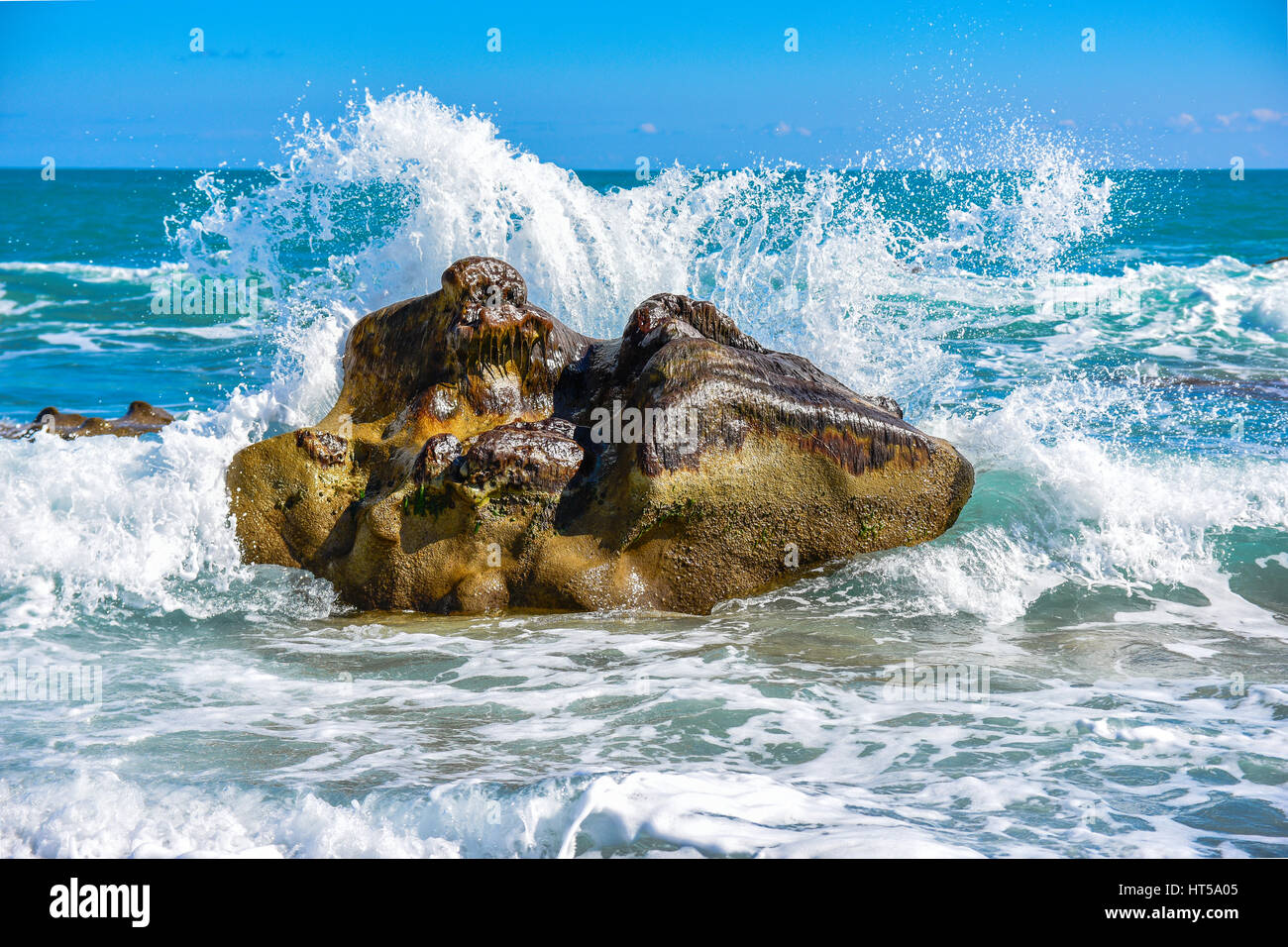 Grande vague s'écraser sur les rochers à la plage. Banque D'Images