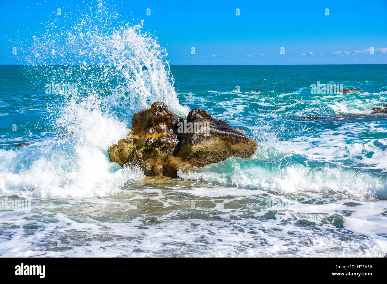 Grande vague s'écraser sur les rochers à la plage. Banque D'Images