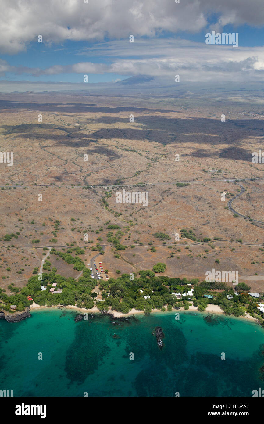 Vue aérienne de la plage 69 sur la côte ouest de Big Island, Hawaii, USA, avec le sommet du Mauna Kea caché derrière des nuages dans le fond. Banque D'Images