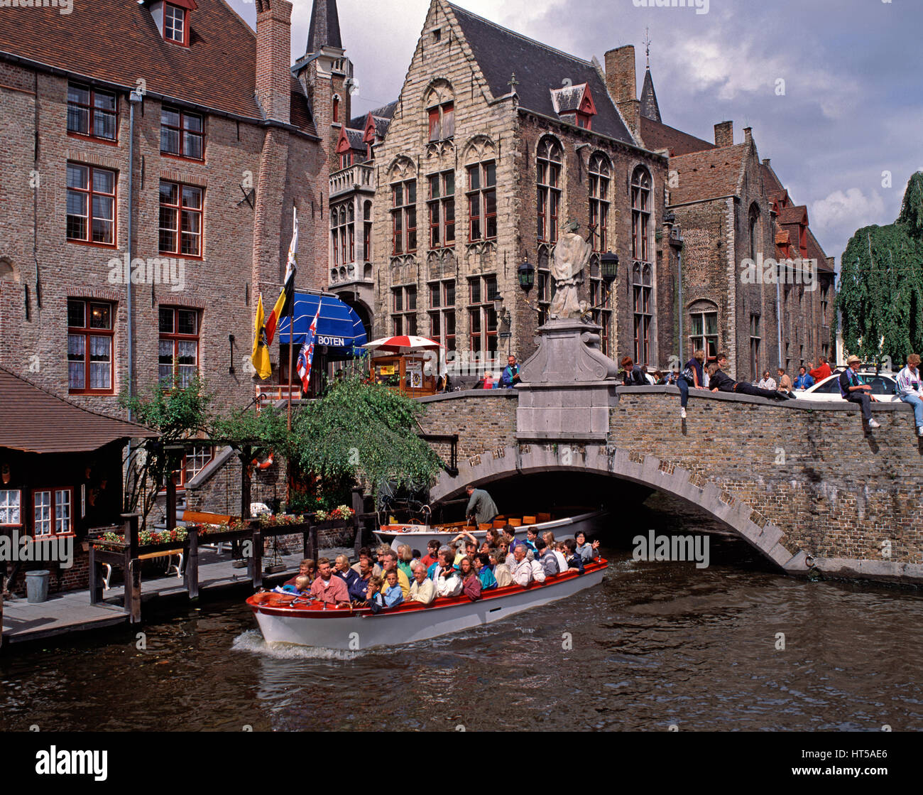 Bateau passant sous un pont Banque de photographies et d’images à haute