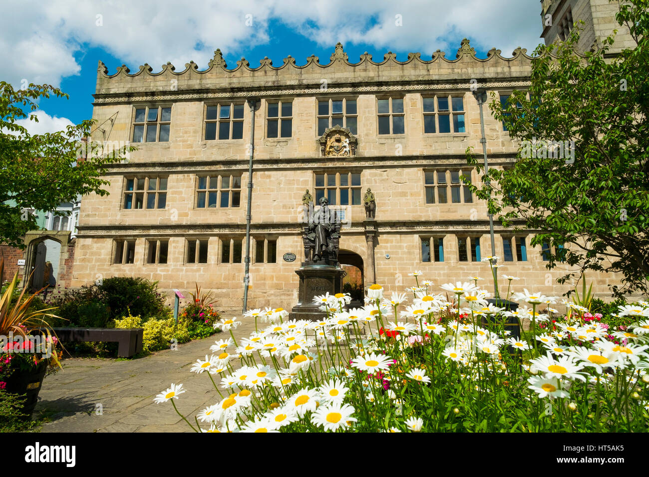 Fleurs d'été en fleurs en face de la bibliothèque de Shrewsbury et Charles Darwin statue, Shropshire, Angleterre, Royaume-Uni Banque D'Images