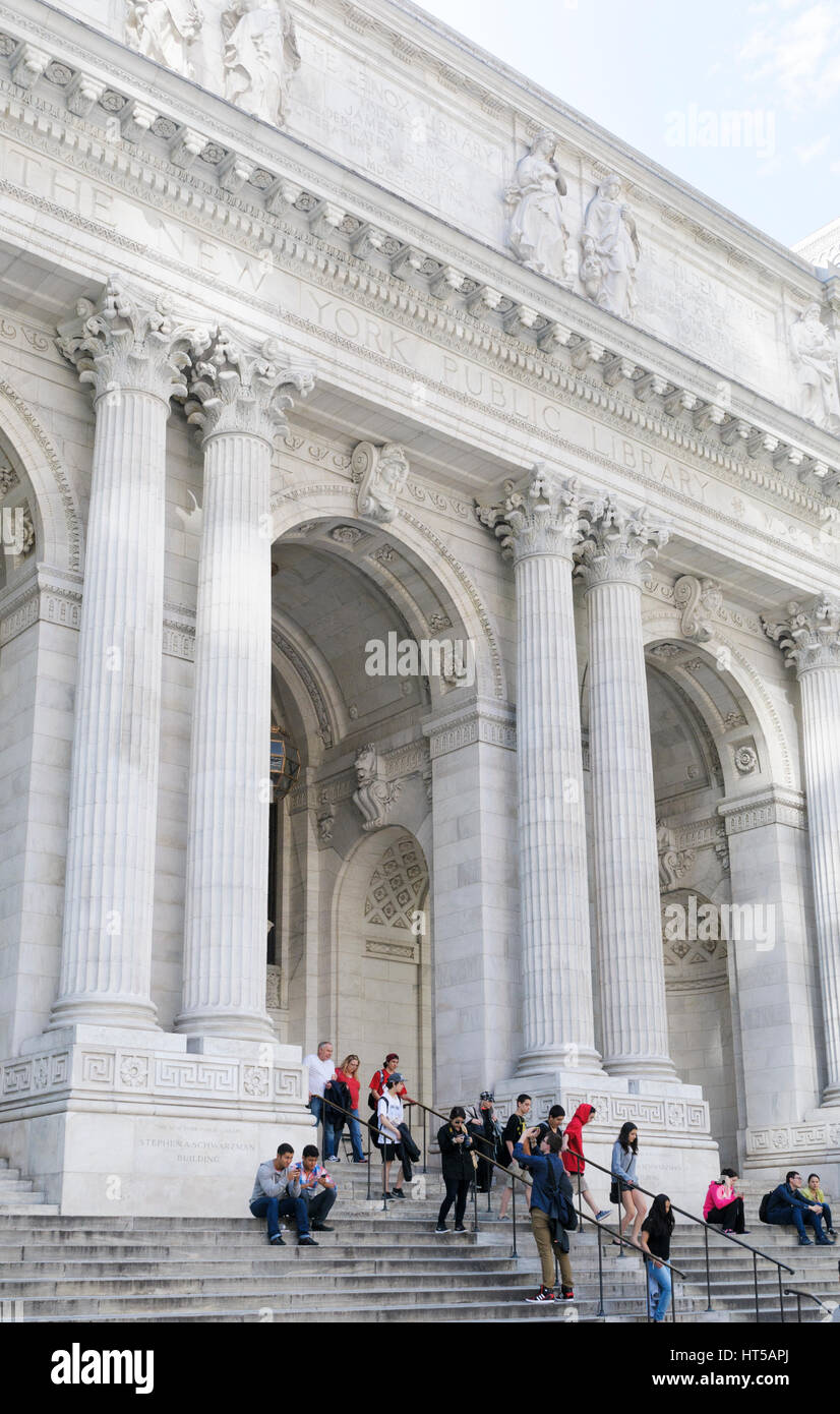 Les gens quitter le bâtiment d'un Stephen Schwarzman, New York Public Library, NEW YORK, USA Banque D'Images