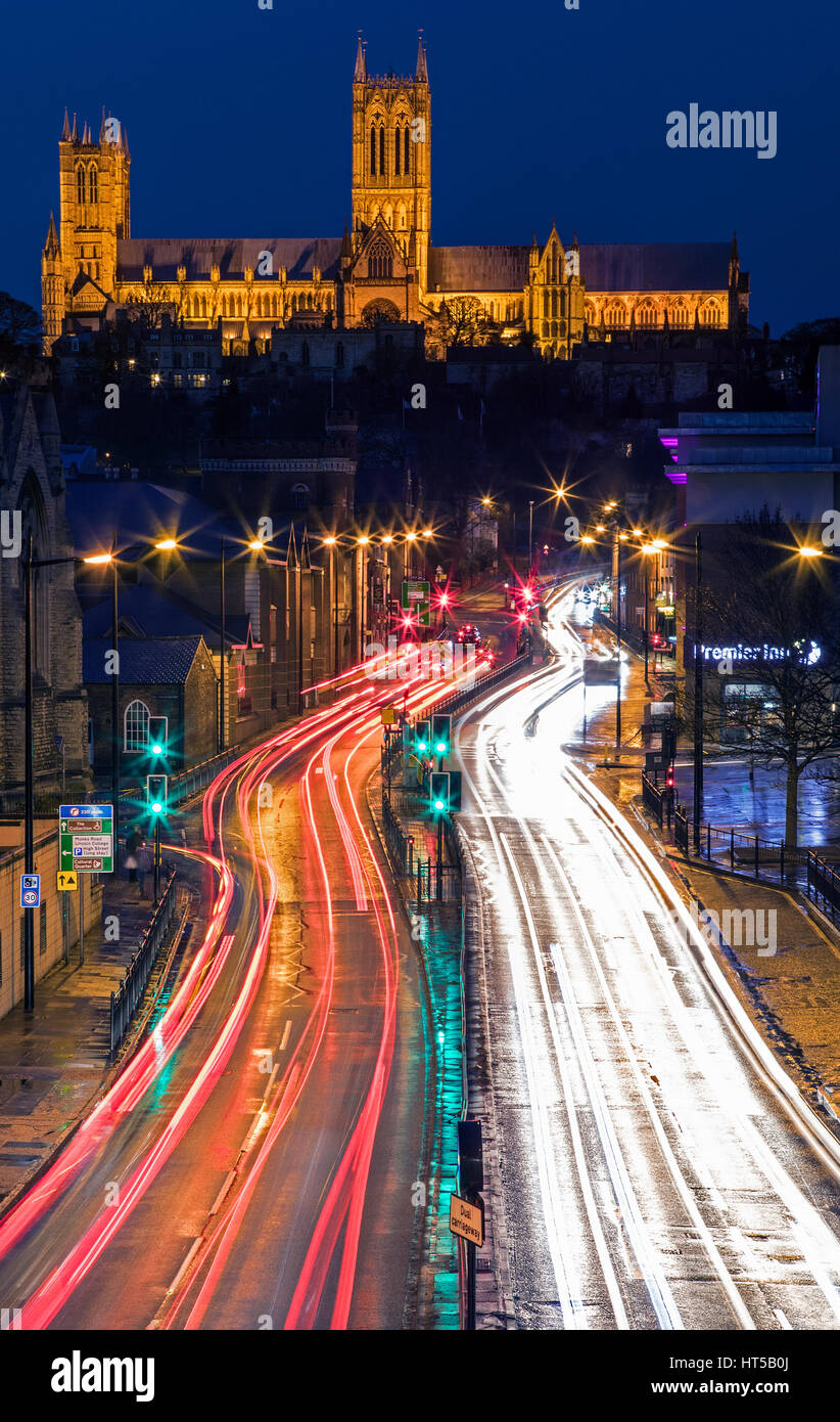 LINCOLN, UK - Février 2017 : une vue de la cathédrale de Lincoln donnant sur les sentiers de la lumière provenant de la circulation dans la ville historique de Lincoln, au Royaume-Uni, le 27 fév. Banque D'Images