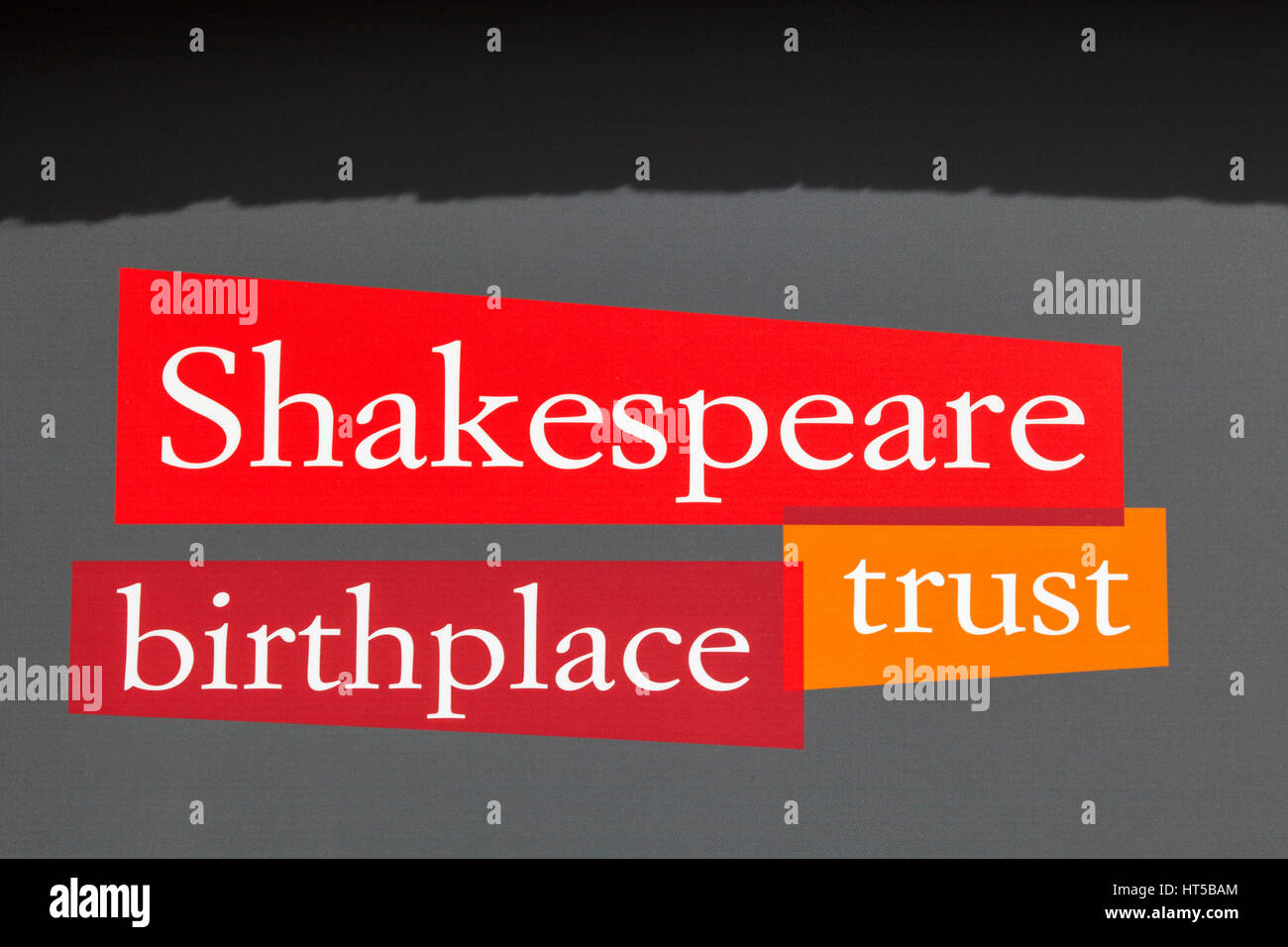 STRATFORD-UPON-ACON, UK - 2 mars 2017 : Le logo de la maison natale de Shakespeare confiance dans la ville historique de Stratford-Upon-Avon en Angleterre, le 2 m Banque D'Images