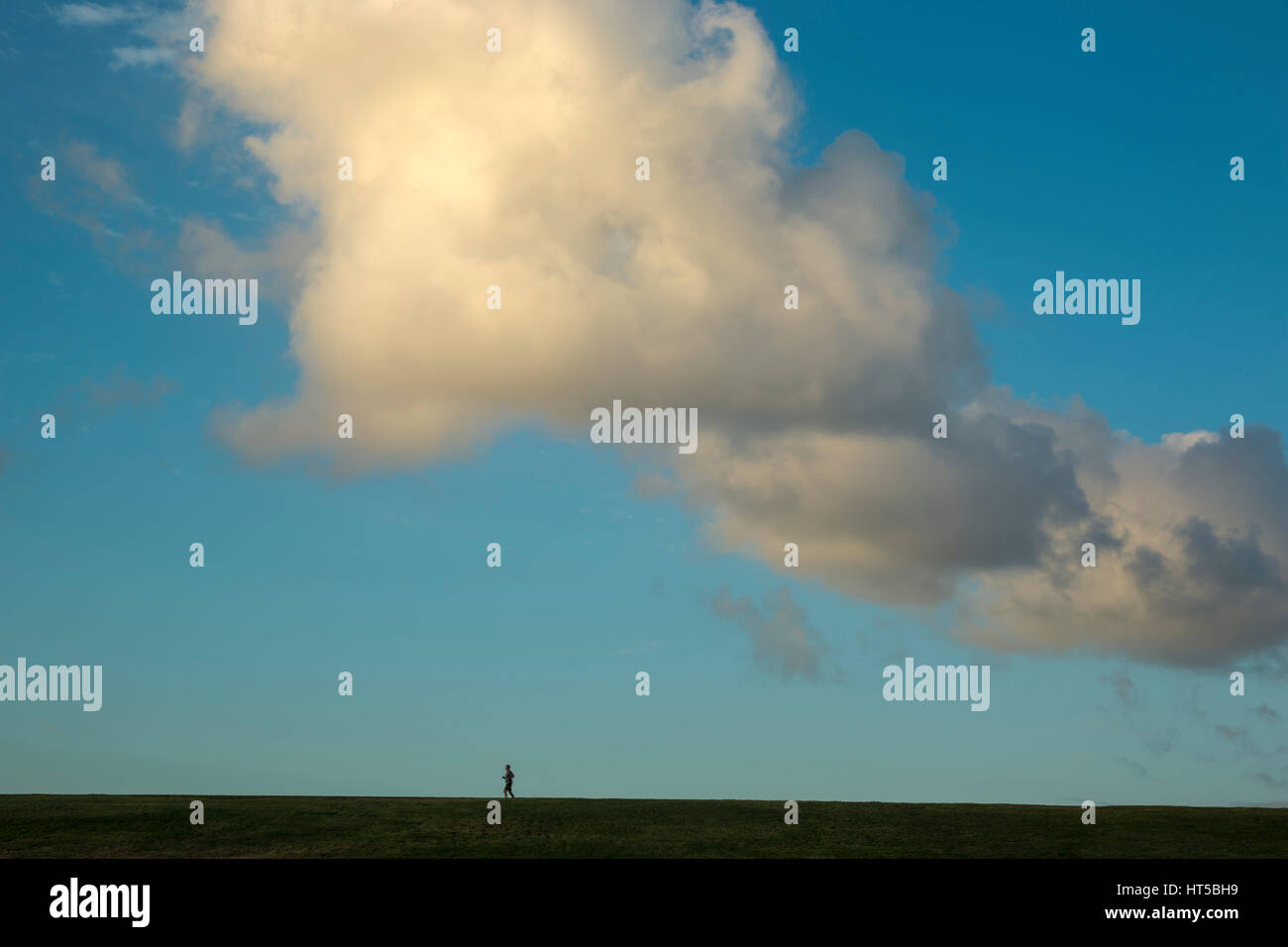 RUNNER écrasés par des nuages au-dessus Banque D'Images