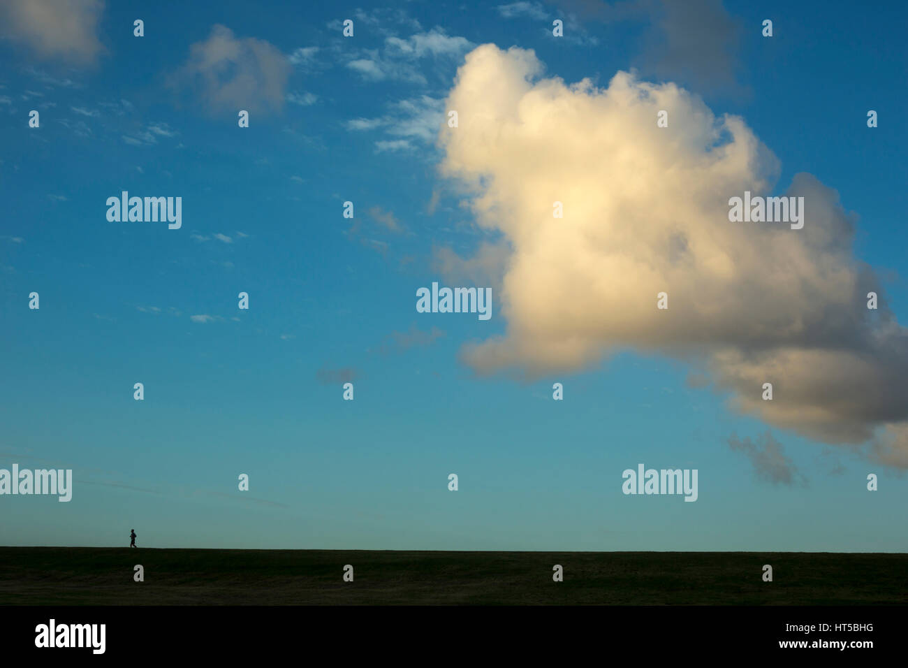RUNNER écrasés par des nuages au-dessus Banque D'Images