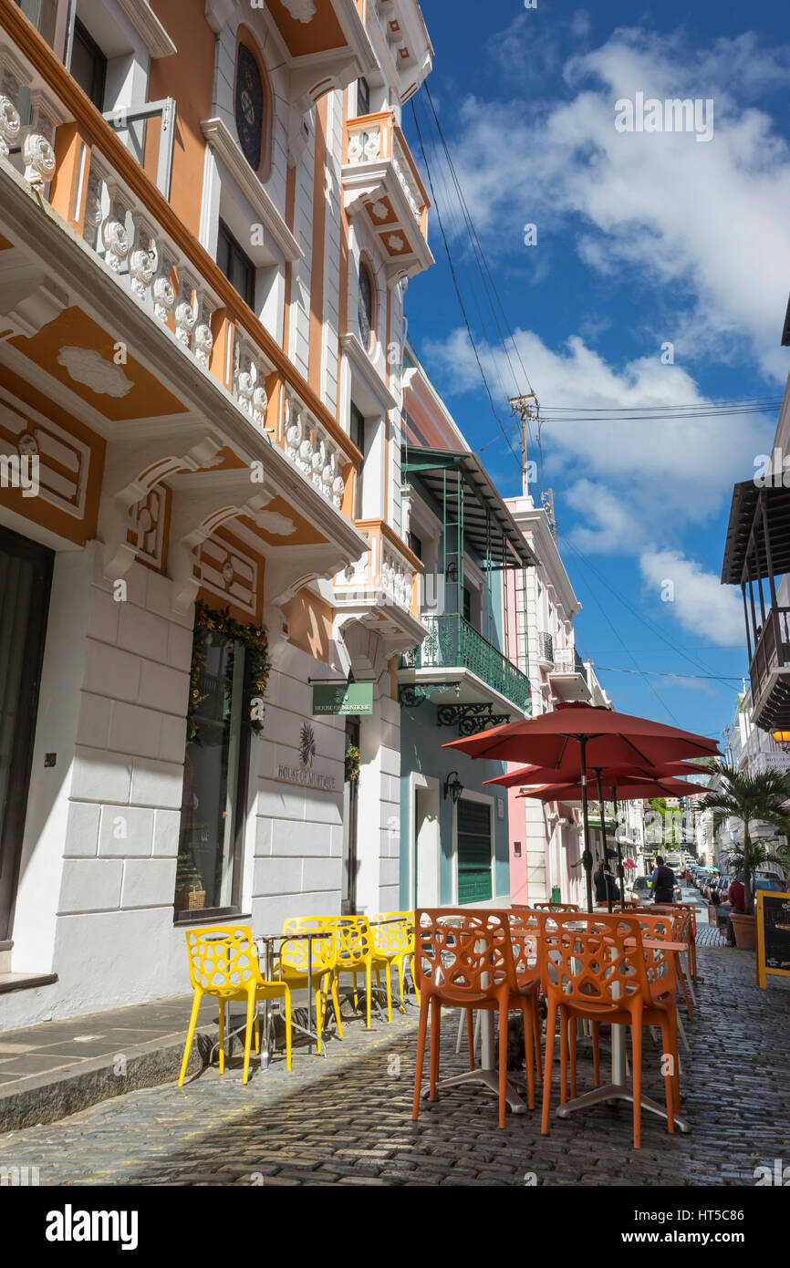 TABLES DE CAFÉ EN PLEIN AIR CALLE DEL CRISTO LA VIEILLE VILLE DE SAN JUAN PUERTO RICO Banque D'Images