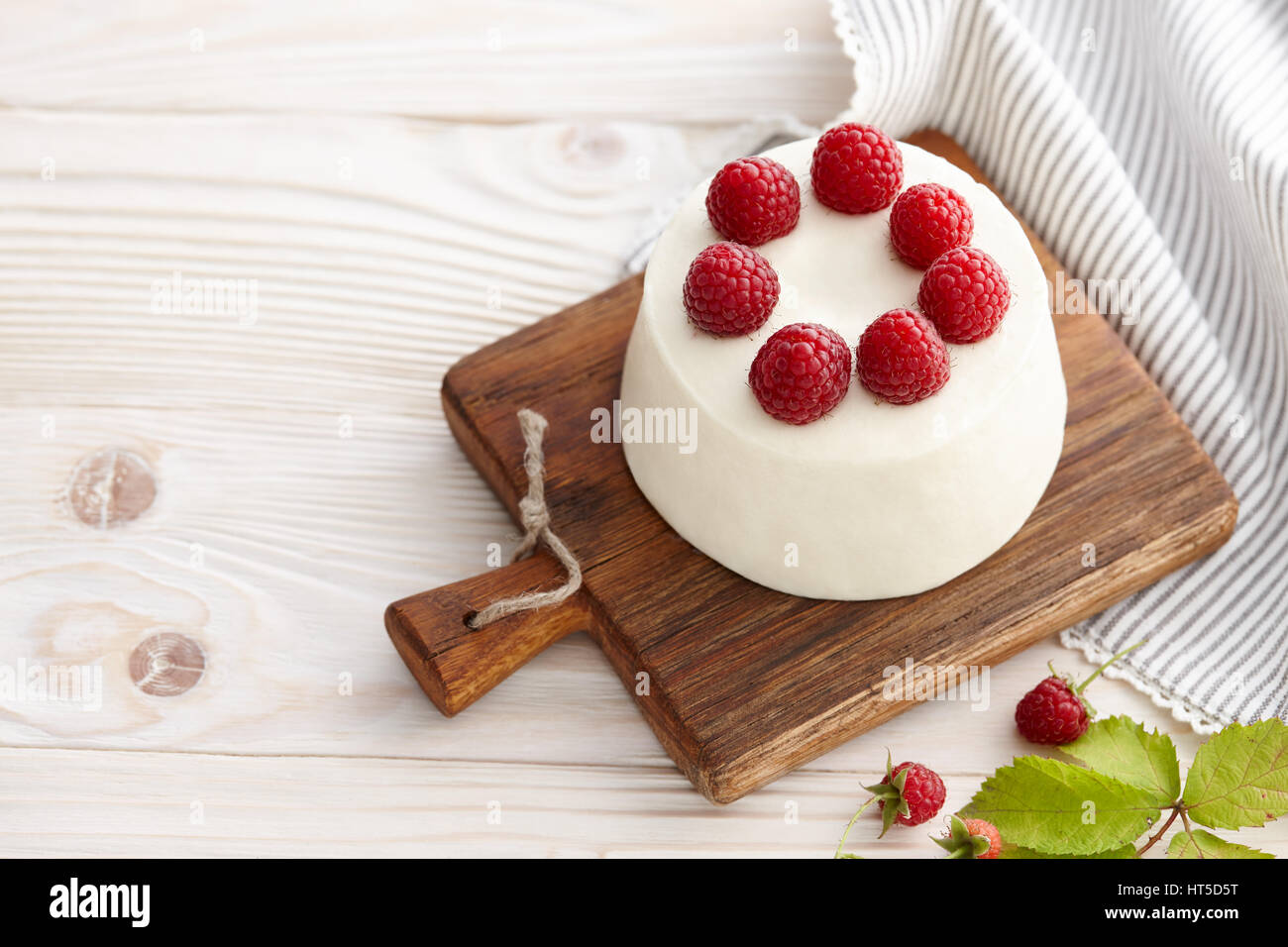 Gâteau mousse aux framboises avec des framboises fraîches sur planche de bois Banque D'Images