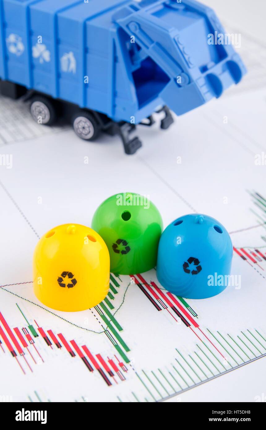 Poubelles de couleur et camion poubelle toys on business background Banque D'Images