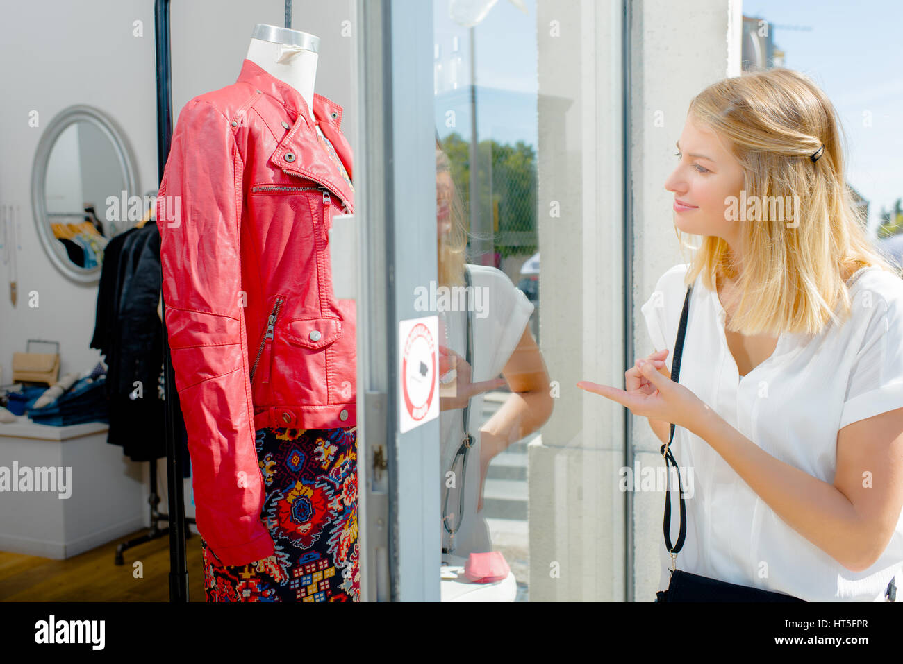 Young woman shopping Banque D'Images