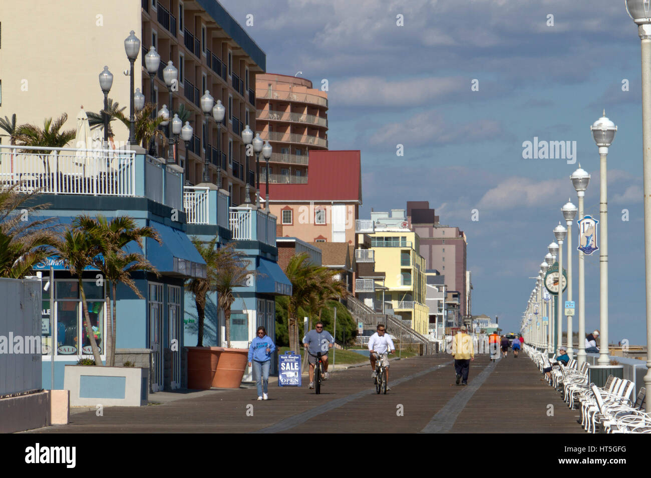 Ocean City, Maryland, États-Unis - 26 octobre 2016 : les touristes à pied et à vélo le long de la promenade, une destination populaire par la mer Banque D'Images