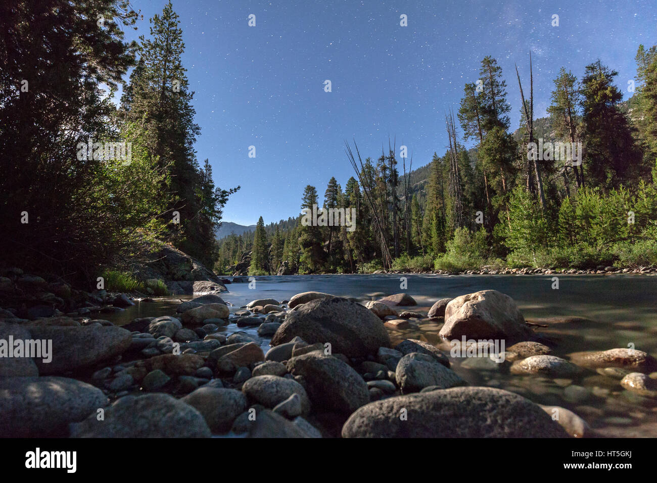 Rivière qui coule à travers les montagnes de la Sierra Nevada dans la nuit le long de la Pacific Crest Trail. Banque D'Images