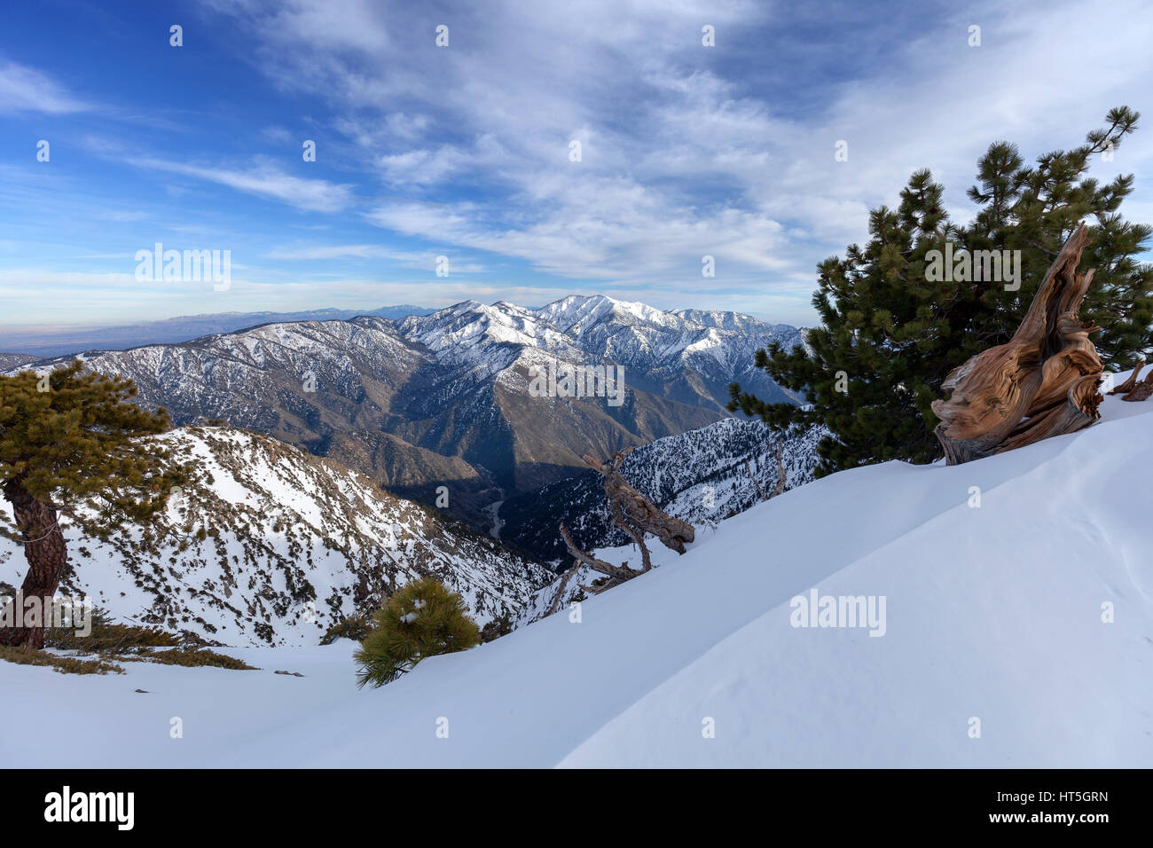 Une scène d'hiver du haut de Mt. Baden-Powell de Mt. Baldy sur la Pacific Crest Trail. Banque D'Images