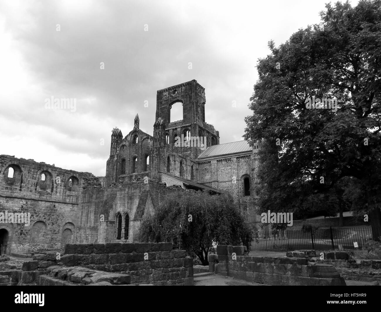 Kirkstall Abbey, Leeds West Yorkshire. Les ruines de l'Mknastery Banque D'Images