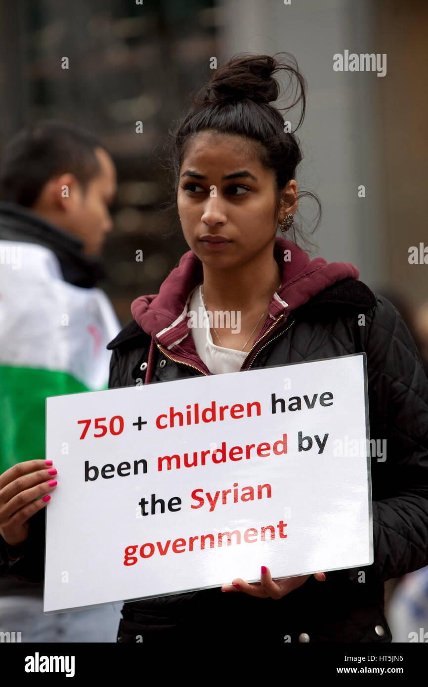 Les étudiants de Manchester , Royaume-Uni , protester contre la violence en Syrie. En photo dans les jardins de Piccadilly Banque D'Images