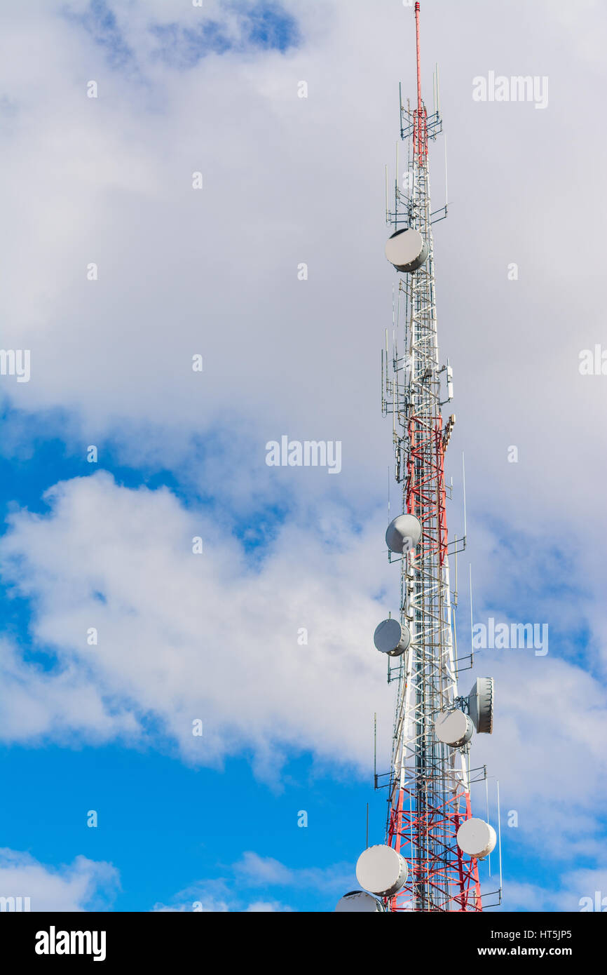Antenne de téléphone cellulaire sur un jour nuageux Banque D'Images