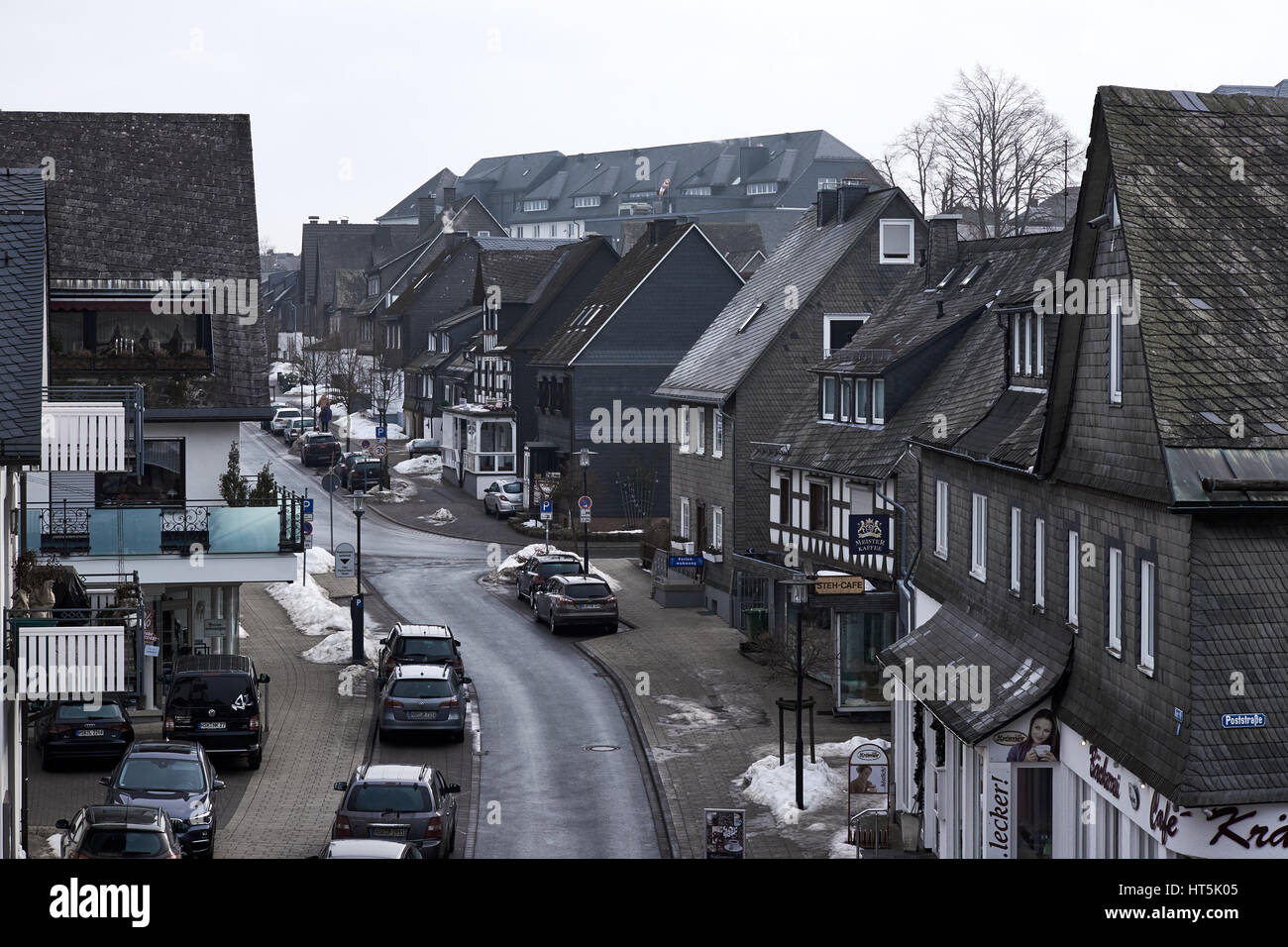 WINTERBERG, ALLEMAGNE - 16 février 2017 : rue étroite à Winterberg avec décoration en ardoise villas ville des deux côtés Banque D'Images