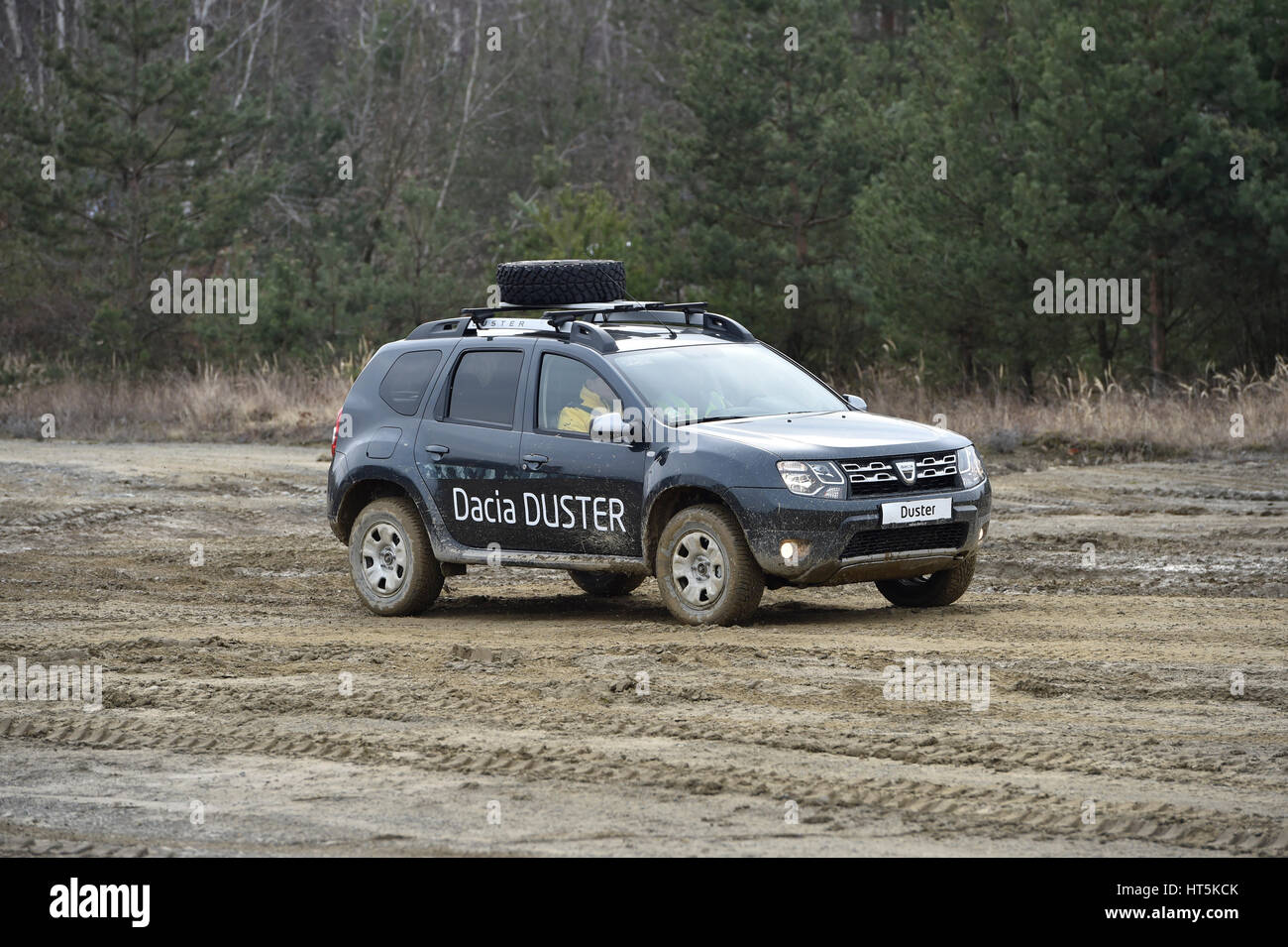 Dacia Duster, présentation de véhicules militaires Banque D'Images
