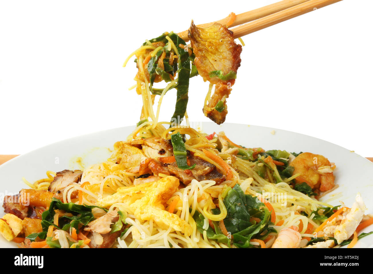 Gros plan du plat chinois Singapour nouilles dans un bol et baguettes Banque D'Images